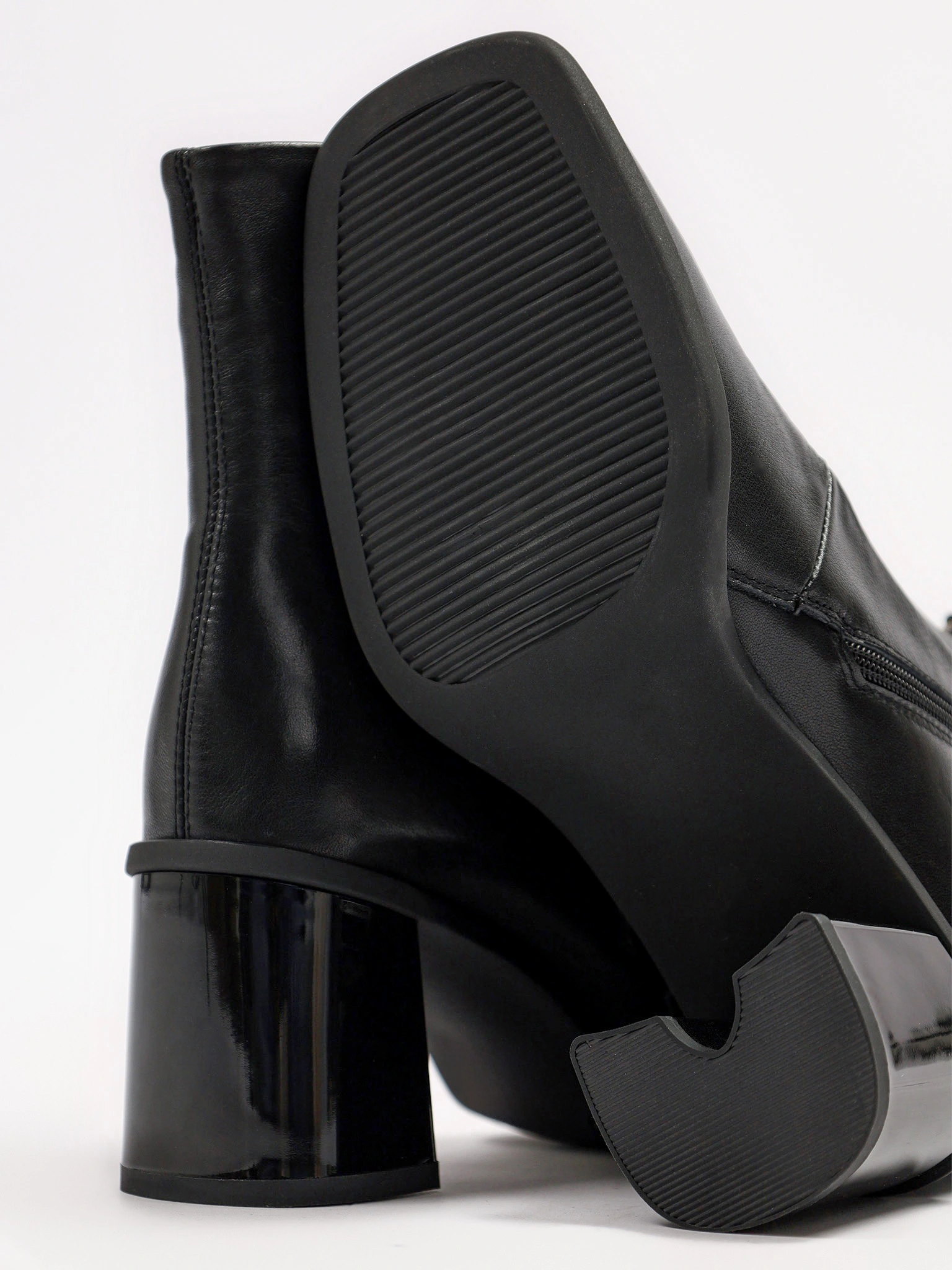 Ботильоны черного цвета с декоративной молнией на высоком каблуке